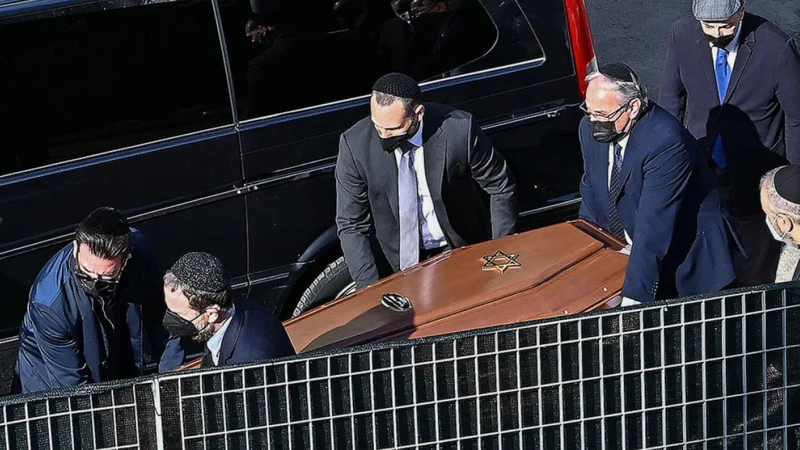 Od potnikov v kabini je preživel samo petletni fantič Eitan, doma iz Izraela. Umrli so njegova mati in oče, bratec, prababica in praded. FOTO: Stringer/AFP
