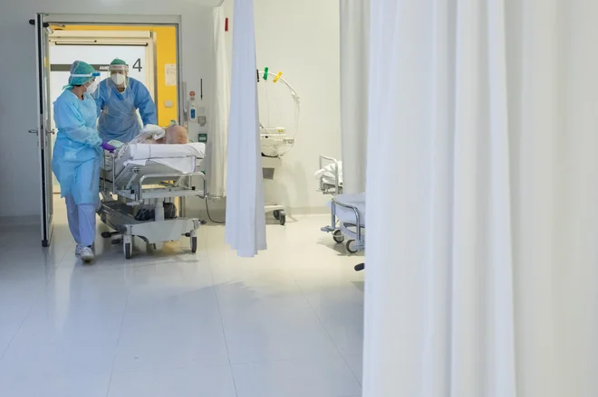 Skupno je hospitaliziranih 265 oseb, na intenzivni negi je 79 pacientov. FOTO: Voranc Vogel/Delo
