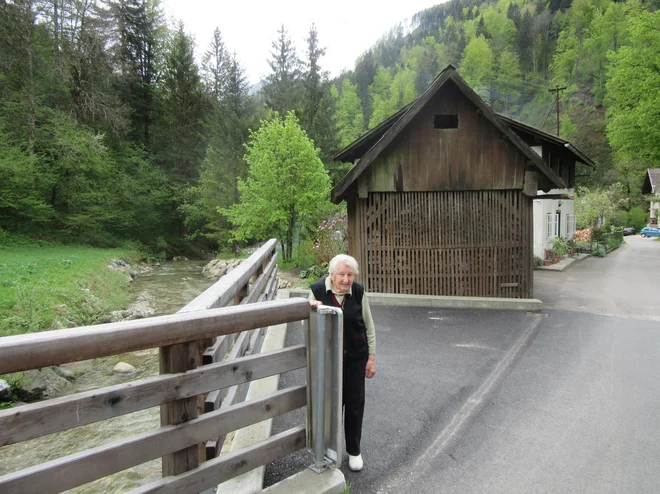 Vida Klemenšek na delu ceste, kjer je potekal obvoz. Z občino se že dve leti pregovarjajo o odškodnini in kupnini. FOTO: Špela Kuralt/Delo