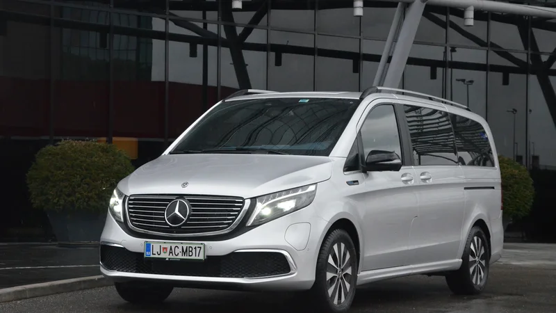 Fotografija: Mercedes razreda V se v električni izvedbi imenuje EQV 300. Okoli 300 kilometrov ima tudi realnega dosega z enim napolnjenjem.
FOTO: Gašper Boncelj