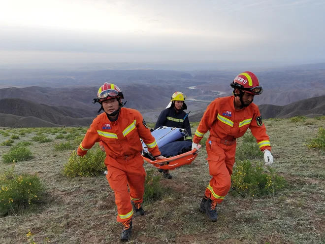 Reševalci v Baiyinu v provinci Gansu niso mogli pomagati vsem. FOTO: Stringer/Reuters