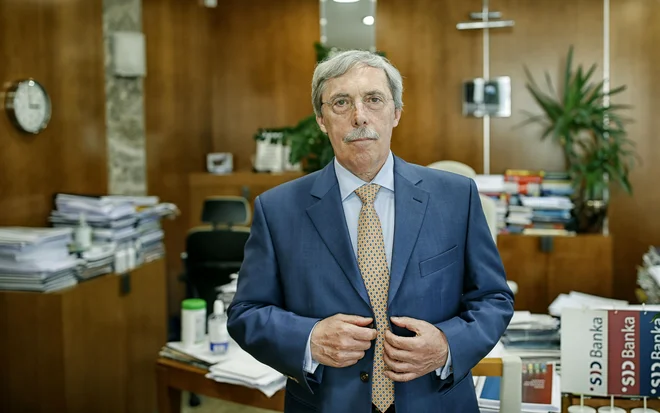 &raquo;Po tretjem valu epidemije bo okrevanje še naprej v obliki črke K, nekateri bodo okrevali, drugi pa ne. Nekateri si bodo opomogli, drugi, v storitvenih panogah, pa bodo vsaj še 18 mesecev na udaru. Okrevanje v teh panogah bo odvisno od rasti zasebne potrošnje in od tega, kako bodo deregulirali zaprte dejavnosti,&laquo; pravi predsednik uprave SID banke Sibil Svilan.&nbsp; FOTO: Blaž Samec/Delo