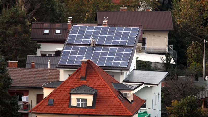 Fotografija: Za sončne elektrarne male moči je treba imeti enak certifikat kot za hidroelektrarno. FOTO: Blaž Samec/Delo