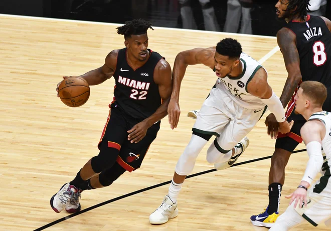 Jimmy Butler (ob njem Giannis Antetokounmpo) je bil najboljši pri Miamiju. FOTO: Jim Rassol/USA Today Sports