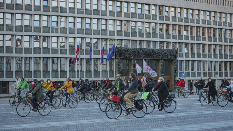 Fotografija: Po vsej Sloveniji se je od nastopa vlade Janeza Janše zvrstilo več kot štiristo protestov, najbolj so se uveljavili petkovi kolesarski protesti v Ljubljani. Za današnjega napovedujejo največ udeležencev. FOTO: Jože Suhadolnik/Delo