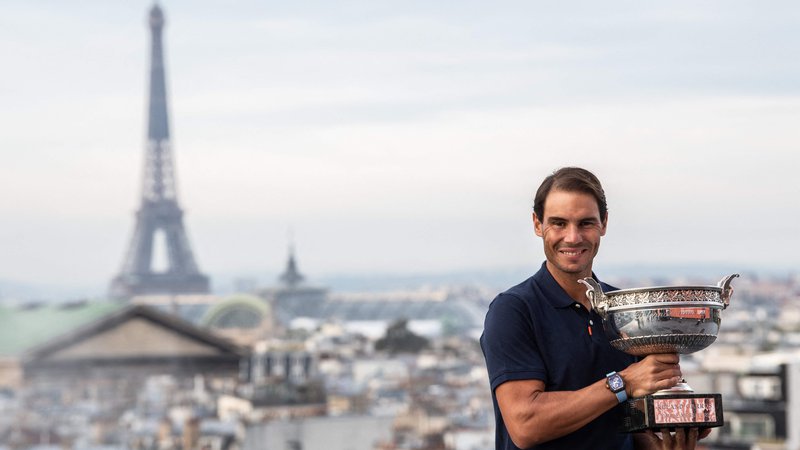 Fotografija: Klasična pariška veduta: Eifflov stolp in Rafael Nadal s pokalom za junaka Roland-Garrosa. FOTO: Martin Bureau/AFP