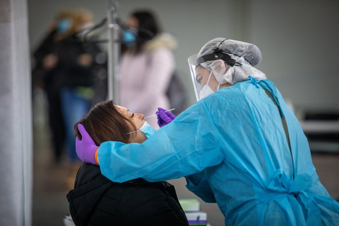 V evidenco aktivno okuženih oseb so včeraj dodali 284 novih primerov, ter obenem odstranili 472 oseb. FOTO: Voranc Vogel/Delo