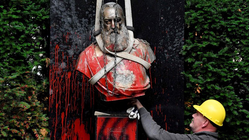 Fotografija: Odstranjevanje poškodovanega kipa kralja Leopolda v Bruslju.

FOTO: John Thys/AFP