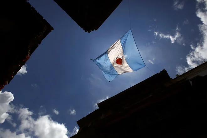 Drugi val epidemije novega koronavirusa je Argentino močno prizadel. FOTO: Navesh Chitrakar/Reuters