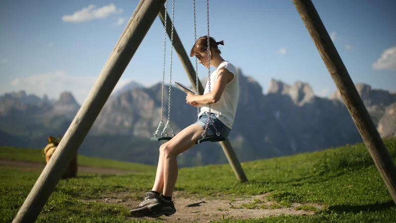 Fotografija: EU je že leta 2007 bolezen razglasila za socialno, saj je največkrat vzrok za izostanek iz šole oziroma službe. FOTO: Jure Eržen/Delo