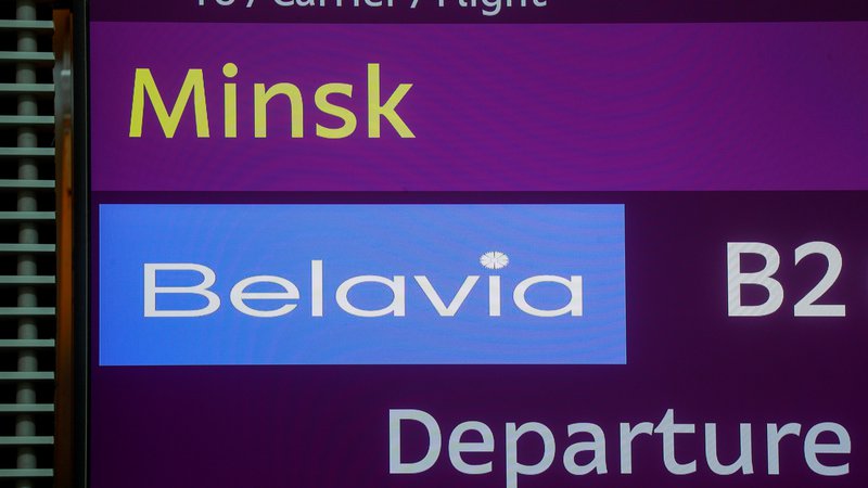 Fotografija: Številne evropske in tudi druge letalske družbe se  izogibajo preletom nad Belorusijo. FOTO: Valentyn Ogirenko/Reuters