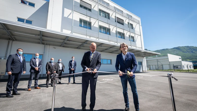Fotografija: Predsednik vlade Janez Janša in generalni direktor nemške družbe Sartorius Joachim Kreuzburg sta odprla nove proizvodne prostore in laboratorije podjetja BIA Separations – Sartorius. FOTO: Jure Makovec