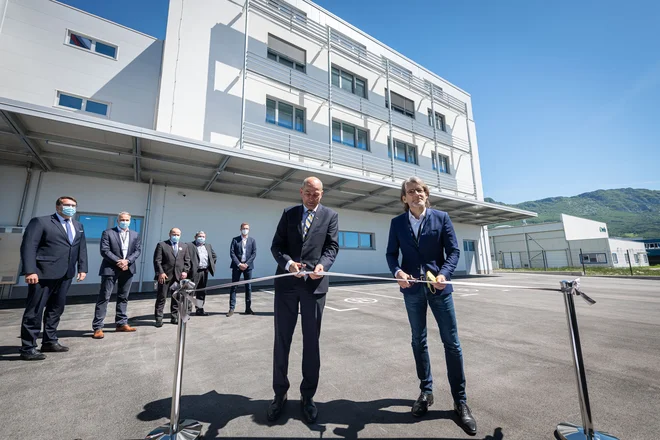 Predsednik vlade Janez Janša in generalni direktor nemške družbe Sartorius Joachim Kreuzburg sta&nbsp; odprla nove proizvodne prostore in laboratorije podjetja BIA Separations &ndash; Sartorius. FOTO: Jure Makovec