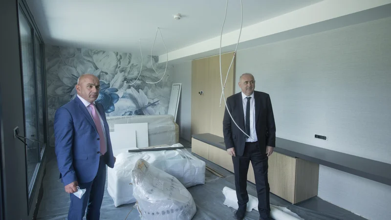 Fotografija: Direktor JGZ Brdo Marjan Hribar (na fotografiji levo) in Radenko Mijatović, predsednik NZS sta novinarje prvič popeljala skozi prenovljen hotel Brdo, po novem Elegans. Na fotografiji »skoraj končana« junior suita. FOTO: Jure Eržen/ Delo