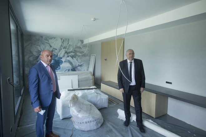 Direktor JGZ Brdo Marjan Hribar (na fotografiji levo) in Radenko Mijatović, predsednik NZS sta novinarje prvič popeljala skozi prenovljen hotel Brdo, po novem Elegans. Na fotografiji &raquo;skoraj končana&laquo; junior suita. FOTO: Jure Eržen/ Delo
