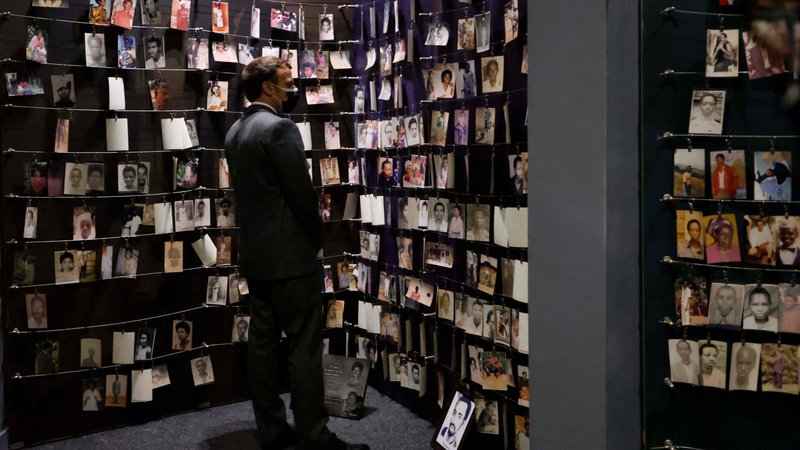 Fotografija: Emmanuel Macron je prvi francoski predsednik po letu 2010, ki se je odpravil v Ruando. Na fotografiji v muzeju žrtvam genocida.
FOTO: AFP