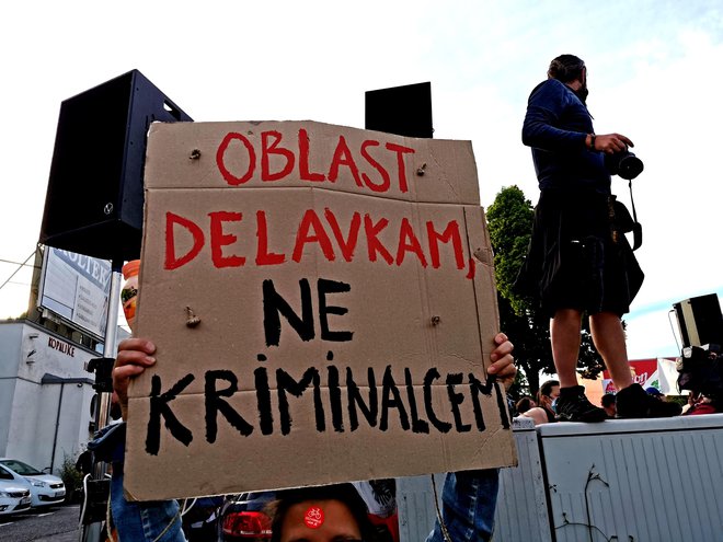 Transparent s protivladnega protesta. FOTO: Jože Suhadolnik/Delo