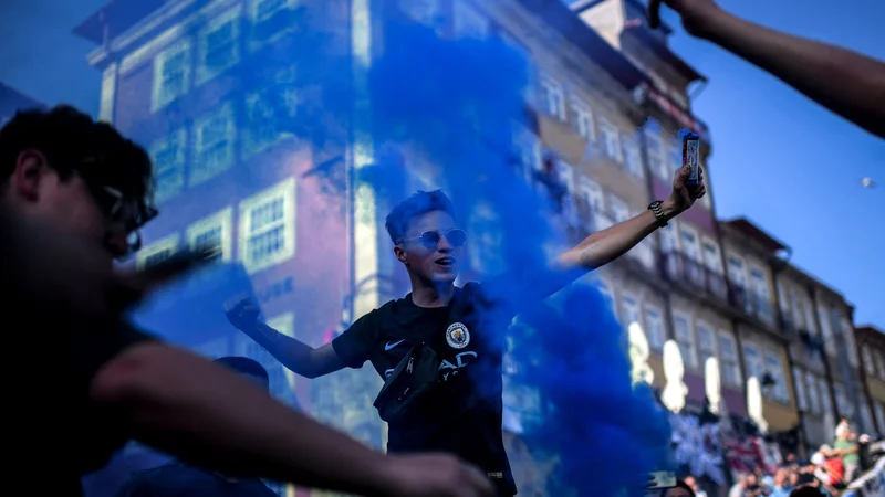Fotografija: Navijači se ogrevajo za tekmo leta. FOTO: Patricia De Melo/AFP