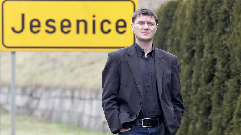 Fotografija: eta 2007 je zaradi ljubezni odšel v Singapur in se po petih letih skupaj z družino vrnil, a v letu in pol doma ni našel službe. Kljub temu je njegov cilj še vedno vrnitev v Slovenijo, domov, na Jesenice. FOTO: Ljubo Vukelič/Delo