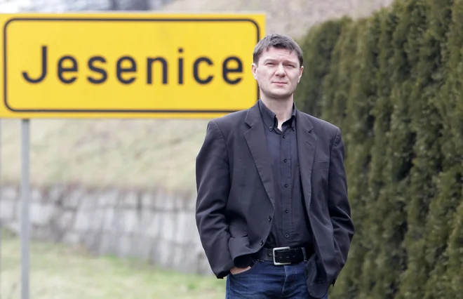 eta 2007 je zaradi ljubezni odšel v Singapur in se po petih letih skupaj z družino vrnil, a v letu in pol doma ni našel službe. Kljub temu je njegov cilj še vedno vrnitev v Slovenijo, domov, na Jesenice. FOTO: Ljubo Vukelič/Delo