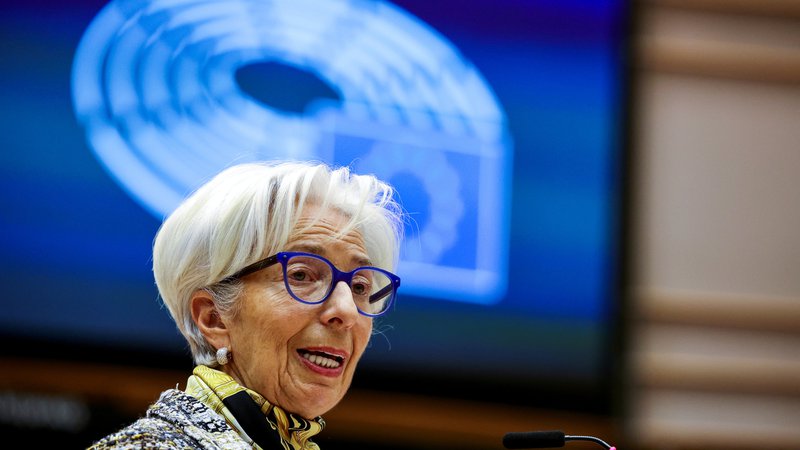 Fotografija: Še vedno zelo spodbudna denarna politika večine centralnih bank dobro dene borznim naložbam. Na fotografiji je predsednica ECB Christine Lagarde. FOTO: Reuters