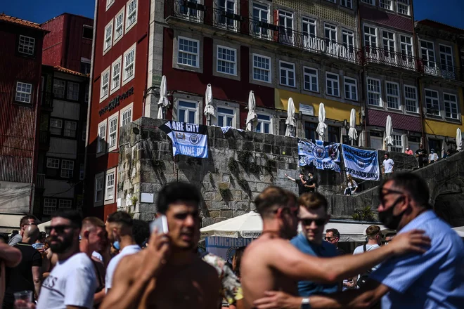 V Portu je v mestu živahno tako kot nekoč pred pandemijo. FOTO: Patricia De Melo Moreira/AFP