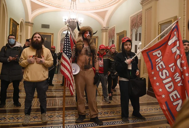 Skupina demonstrantov med vdorom v ameriški kongres.&nbsp;Foto Saul Loeb/Afp