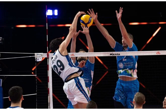 Mitja Gasparini in Alen Pajenk sta zablokirala vse ambicije azzurrov. FOTO. FIVB