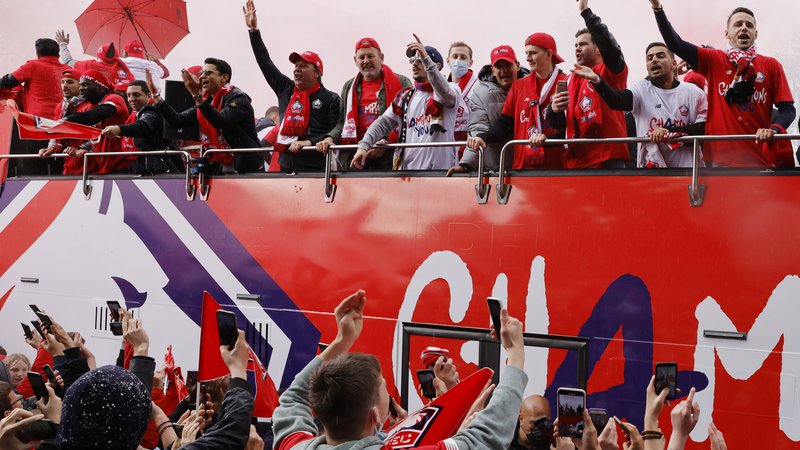 Fotografija: Igralci Lilla so na avtobusu pozdravili navdušene navijače. FOTO: Pascal Rossignol/Reuters