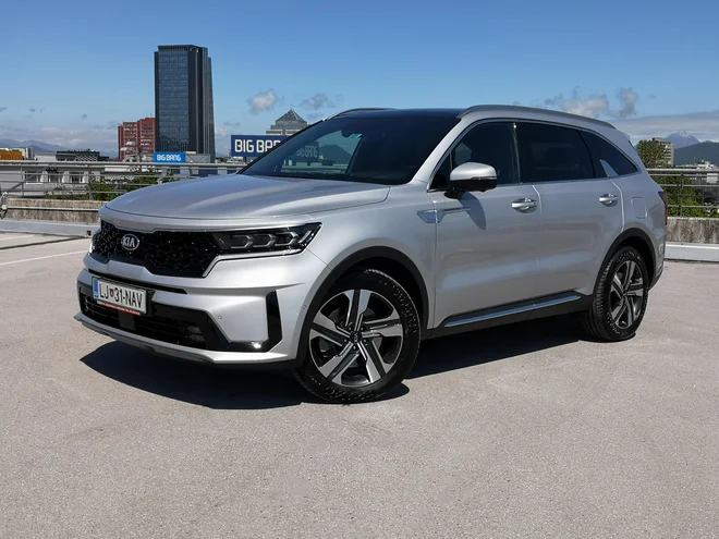 Ob skoraj nespremenjenih zunanjih merah je dobil sorento nove luči, masko in sprednji spojler, nekoliko pa so tudi znižali pokrov motorja.