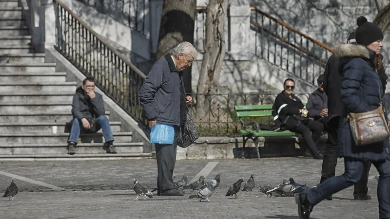 Fotografija: V epidemiji se je razkrilo zelo veliko težav, predvsem pri starejših, ki so posledica dolgoletnega nestrateškega razmišljanja in neodzivanja na potrebe starejših, so poudarili v spletni razpravi v organizaciji Zdusa. FOTO: Blaž Samec/Delo