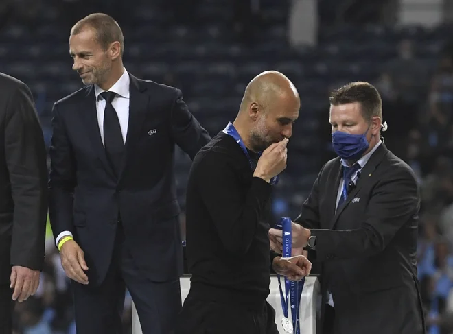 Aleksander Čeferin je po tekmi tolažil Pepa Guardiolo. FOTO: Pierre-philippe Marcou/Reuters