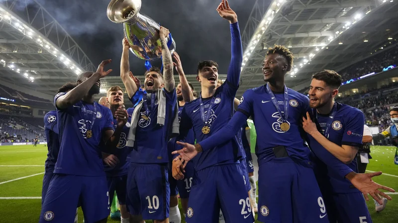 Fotografija: Christian Pulišić (s pokalom), desno ob njem Kai Havertz, Antonio Rudiger, Tammy Abraham in Jorginho. FOTO: Manu Fernandez/Reuters