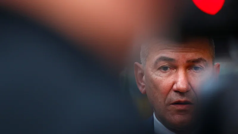 Fotografija: Predsednik vlade Janez Janša je prepričan, da bi bil ugled države okrnjen, če bi se Slovenija med predsedovanjem svetu EU ukvarjala sama s seboj. Foto: Philip Reynaers/Afp