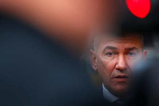 Predsednik vlade Janez Janša je prepričan, da bi bil ugled države okrnjen, če bi se Slovenija med predsedovanjem svetu EU ukvarjala sama s seboj. Foto: Philip Reynaers/Afp