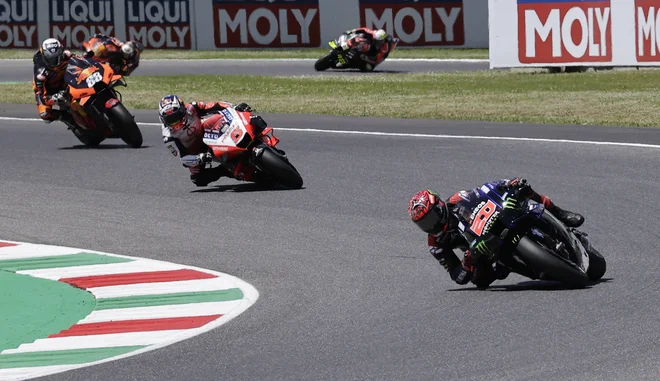 Fabio Quartararo (20) na poti do zmage v Mugellu. FOTO: Ciro De Luca/Reuters