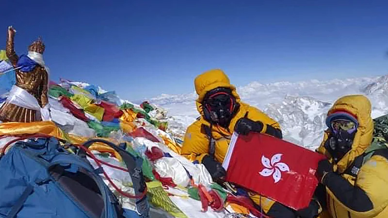 Fotografija: Nepalska vlada je aprila dovolila odpravam plezanje na najvišjo goro sveta. FOTO: Afp