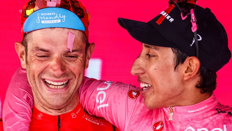 Fotografija: Egan Bernal (desno) je z zmago navdušil kolumbijske navijače, Damiano Caruso pa z 2. mestom italijanske. Foto Luca Bettini/AFP