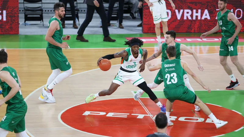 Fotografija: Kendrick Perry je sejal zmedo v Krkine vrste in prejel priznanje za najboljšega košarkarja finalne serije DP. FOTO: Cedevita Olimpija