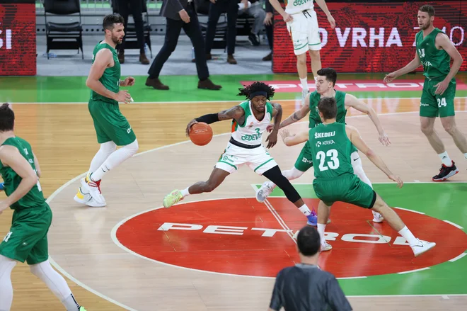 Kendrick Perry je sejal zmedo v Krkine vrste in prejel priznanje za najboljšega košarkarja finalne serije DP. FOTO: Cedevita Olimpija