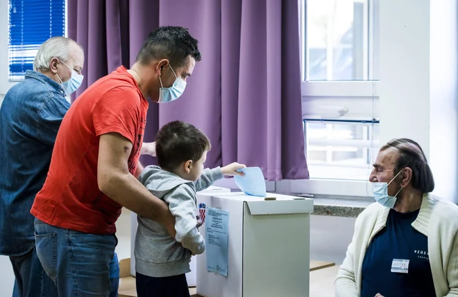 Po podatkih državne volilne komisije je do 16.30 ure na volišča prišlo 29,18 odstotka volivk in volivcev. FOTO:&nbsp;Nikolina Vukovic/Cropix&nbsp;