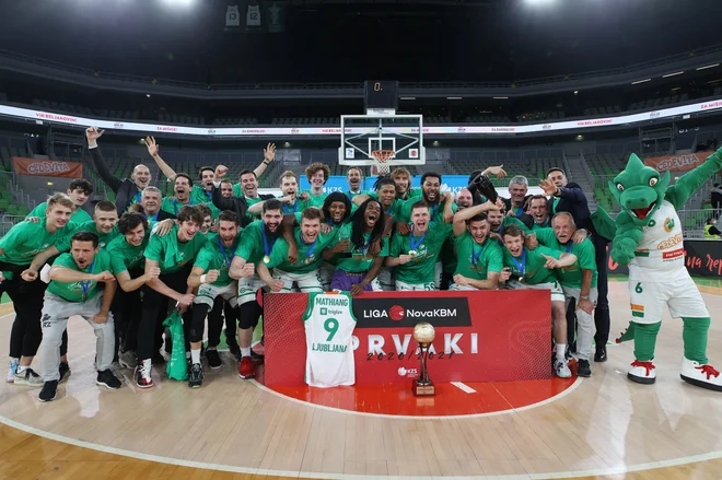 Ljubljanski košarkarji s šampionskim pokalom in kolajnami. FOTO: Cedevita Olimpija