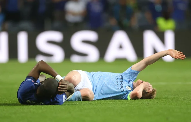 Kevin De Bruyne jo je skupil po trku z Antoniom Rüdigerjem. FOTO: Carl Recine/AFP