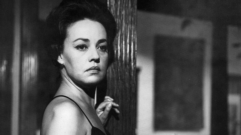 Fotografija: V knjigi Kaj hoče ženska? je tudi zgodba o muzi novega vala Jeanne Moreau: » Zame je življenje to, da hodiš na vrh gore in se vzpenjaš, vzpenjaš, dokler ne izgineš v gorečih plamenih.« Prizor iz filma Noč (1961). FOTO: promocijsko gradivo
