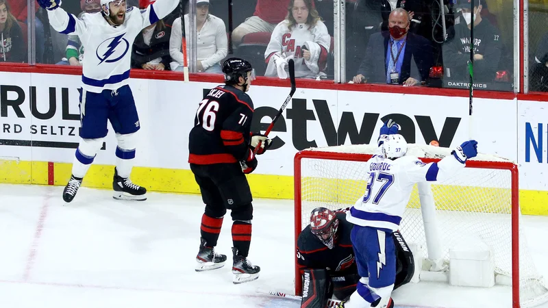 Fotografija: Barclay Goodrow je dosegel zmagoviti gol za Tampo. FOTO: Grant Halverson/AFP