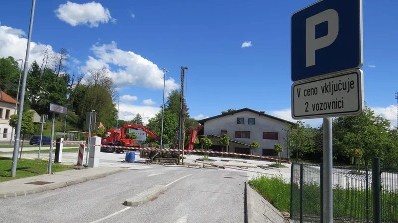 Fotografija: Medgeneracijski center, ki ga bodo zgradili na sedanjem parkirišču, bo predvidoma nared prihodnje leto. FOTO: Bojan Rajšek/Delo