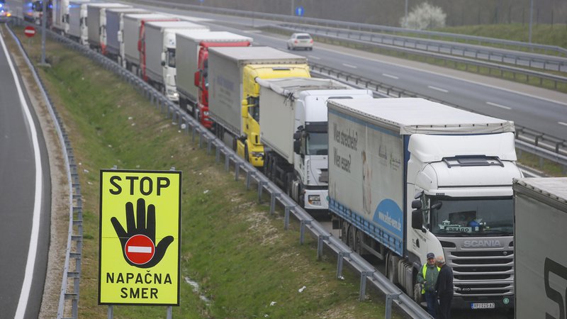 Fotografija: Policisti na avtocesti ustavili Romuna, čigar tovorno vozilo je skupaj s tovorom namesto 3500 kilogramov tehtalo 6800 kilogramov. FOTO: Jože Suhadolnik/Delo