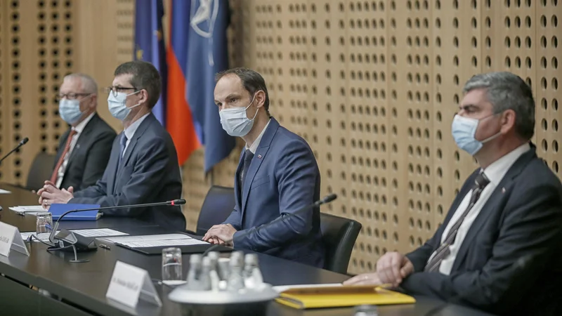 Fotografija: Na posvetu diplomatov na Brdu pri Kranju, ki ga je vodil minister Anže Logar, tudi o tem, kako zboljšati izplen slovenskega predsedovanja EU.
Foto Blaž Samec