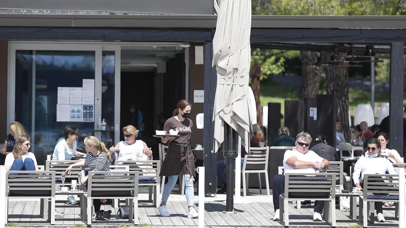 Fotografija: Portorož je bil zadnji konec tedna zelo dobro obiskan. Lokali so bili zasedeni, parkirišča pa polna. FOTO: Leon Vidic/Delo