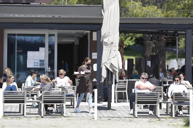 Portorož je bil zadnji konec tedna zelo dobro obiskan. Lokali so bili zasedeni, parkirišča pa polna. FOTO: Leon Vidic/Delo